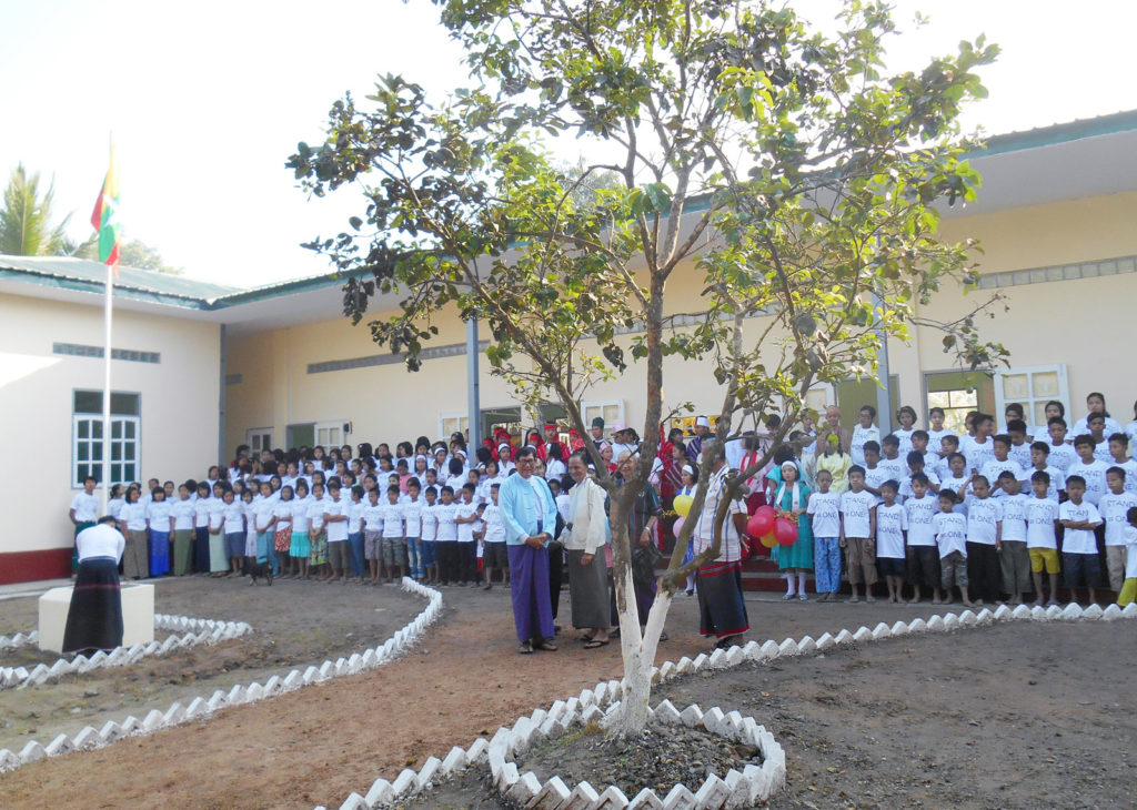 フルムーン孤児院の校舎完成式